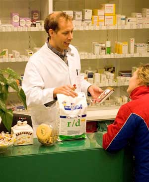 Als dierenartsen van Dierenkliniek Wilhelminapark in Utrecht adviseren wij als afvalvoer voor honden R/D van Hill's